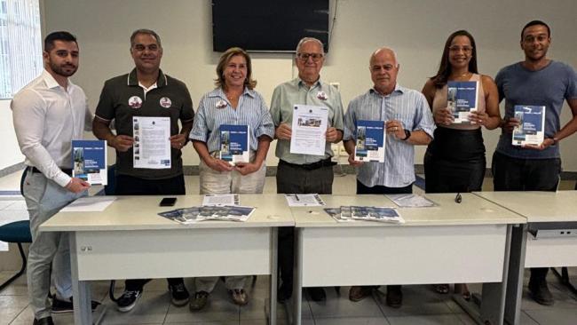 Presidente do Crea-MG entrega cartilha a candidato à prefeitura de João Monlevade